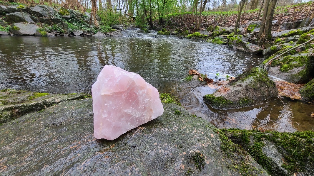 Bachlauf mit Rosenquarz